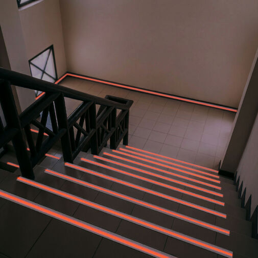 11075 • Csúszásmentes ragasztószalag - foszforeszkáló jelölőcsíkkal - 5 m x 50 mm - 5 féle