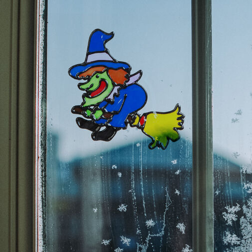 58107A • Halloween-i ablakdekor - színes boszorkány