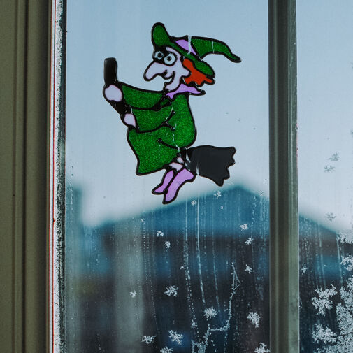 58107B • Halloween-i ablakdekor - színes csillámos boszorkány